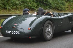 Ehepaar Weinschrod im Cabrio